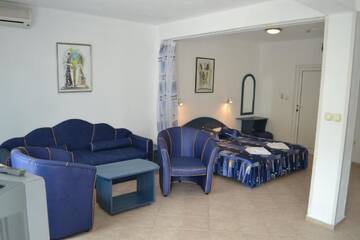 Фото номера Люкс с кроватью размера &quot;queen-size&quot; Отель Family Hotel Magnolia г. Балчик 4