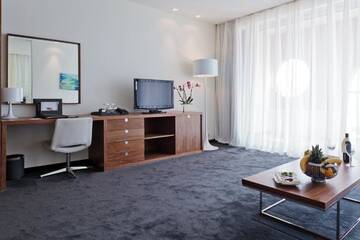 Фото номера Люкс с видом на гольф-поле (для 2 взрослых и 2 детей) Отель Lighthouse Golf &amp; Spa Hotel г. Балчик 6