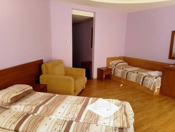 Фото номера Трехместный номер Отель Paris Hotel г. Балчик 2