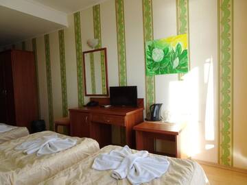 Фото номера Трехместный номер с балконом (для 3 взрослых) Отель Lotos Hotel г. Балчик 5