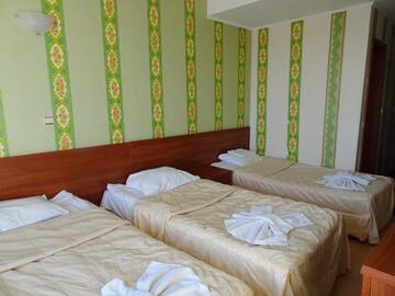 Фото номера Трехместный номер с балконом (для 3 взрослых) Отель Lotos Hotel г. Балчик 6