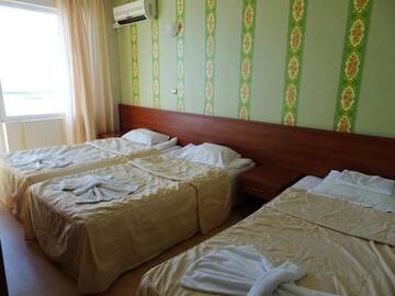 Фото номера Трехместный номер с балконом (для 3 взрослых) Отель Lotos Hotel г. Балчик 7