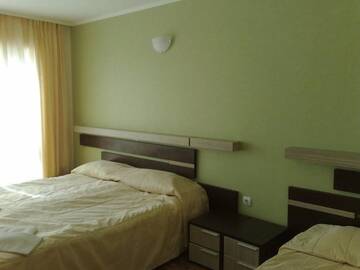 Фото номера Трехместный номер с балконом (для 3 взрослых) Отель Lotos Hotel г. Балчик 10