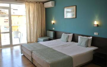 Фото номера Трехместный номер (для 2 взрослых и 1 ребенка) Отель Valeo Hotel г. Балчик 2