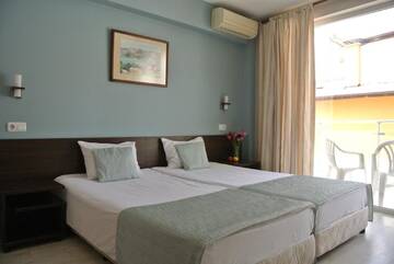 Фото номера Двухместный номер с 2 отдельными кроватями Отель Valeo Hotel г. Балчик 2