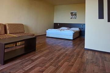 Фото номера Люкс с балконом с видом на море Отель Bisser Hotel - Free Parking - Free Pool Access г. Балчик 4