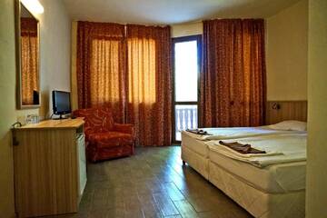 Фото номера Comfort Twin Room with Balcony (No Air Conditioning) Отель Bisser Hotel - Free Parking - Free Pool Access г. Балчик 2