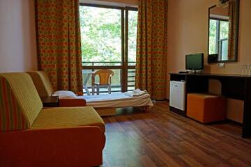 Фото номера Семейный номер с балконом и видом на парк Отель Bisser Hotel - Free Parking - Free Pool Access г. Балчик 3