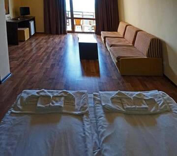 Фото номера Люкс с балконом с видом на море Отель Bisser Hotel - Free Parking - Free Pool Access г. Балчик 9