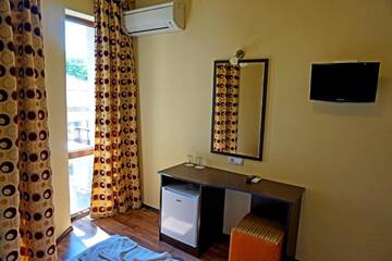 Фото номера Одноместный номер с балконом Отель Bisser Hotel - Free Parking - Free Pool Access г. Балчик 4