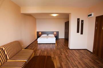 Фото номера Люкс с балконом с видом на море Отель Bisser Hotel - Free Parking - Free Pool Access г. Балчик 7