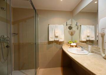 Фото номера Люкс с 1 спальней Отель Hotel Mistral г. Балчик 9