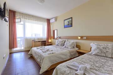 Фото номера Трехместный номер с балконом Отель Hotel Naslada г. Балчик 2