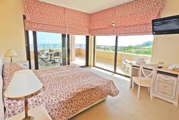 Фото номера Апартаменты с 1 спальней и видом на море Отель Club Residence at BlackSeaRama Golf г. Балчик 2