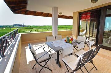 Фото номера Апартаменты с 2 спальнями и видом на море Отель Club Residence at BlackSeaRama Golf г. Балчик 5