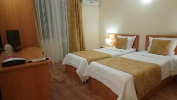 Фото номера Двухместный номер с 2 отдельными кроватями и балконом Отель Victoria Family Hotel г. Балчик 5