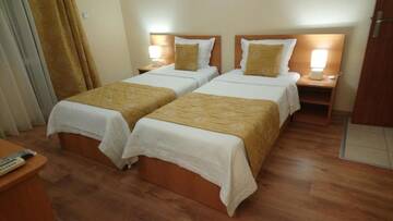 Фото номера Двухместный номер с 2 отдельными кроватями и балконом Отель Victoria Family Hotel г. Балчик 3
