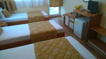 Фото номера Трехместный номер Отель Victoria Family Hotel г. Балчик 4