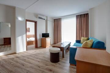 Фото номера Полулюкс с видом на море Отель Jupiter 1 Family Hotel г. Балчик 10