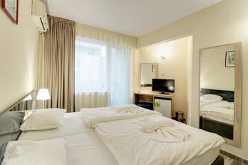 Фото номера Двухместный номер с 1 кроватью Отель Family Hotel Jupiter г. Балчик 2