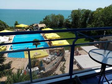 Фото номера Трехместный номер с видом на море Отель Hotel Iceberg г. Балчик 2