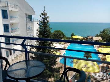 Фото номера Трехместный номер с видом на море Отель Hotel Iceberg г. Балчик 3