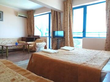 Фото номера Трехместный номер с видом на море Отель Hotel Iceberg г. Балчик 5