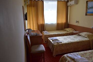 Фото номера Трехместный номер эконом-класса с балконом Отель Ahilea Hotel - Free Pool Access г. Балчик 2